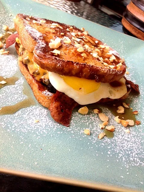 French Toast Breakfast Sandwich with beef pan-sausage, eggs and cheese|Taste-New Americanさん