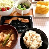 Snapdishの料理写真:とうもろこしは相手が作ってくれた。茹でただけだけど。|川原望美さん