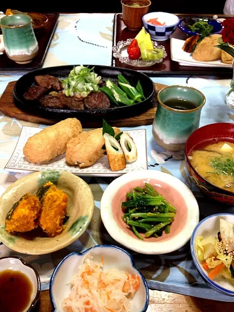 Snapdishの料理写真:いなり寿司.かぼちゃ煮.大根煮.おなます.ほうれん草ごま和え.牛はらみステーキ.漬物.味噌汁|まゆさんさん