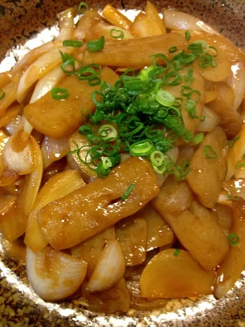 コンニャクと玉ねぎの生姜炒め、|かまさん