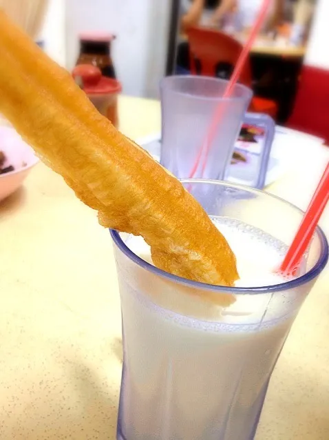 Snapdishの料理写真:youtiao n soy milk|willzさん