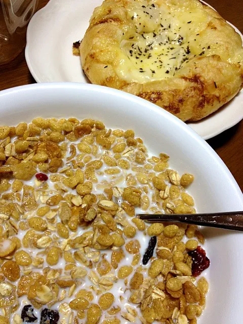 パンとフルーツグラノーラで朝ご飯|まいもさん