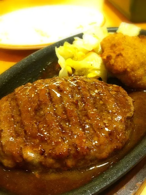 日替わりランチ、今日は3番。ハンバーグとカレーチキン。|liccaさん