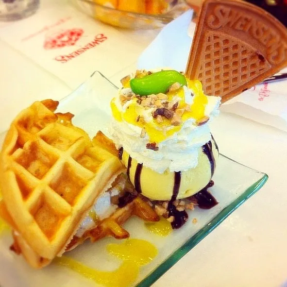 Mango icecream with waffles|YNGさん