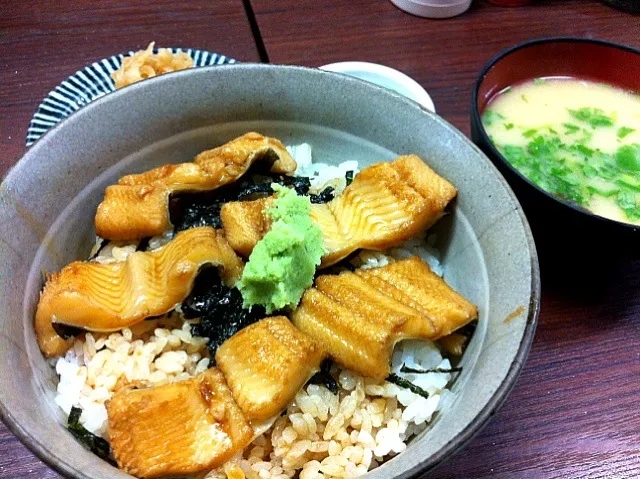 今朝は鰻兄さんと仕入れついでに穴子の勉強で築地・高はしへ。味云々、よそで食べるのは勉強になるね。大事。|金子 雄介さん