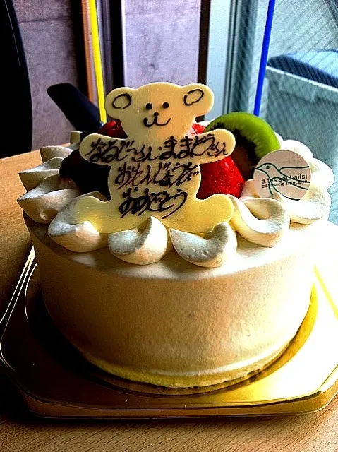 Snapdishの料理写真:ちょっと遅めですが、誕生日を祝っていただきました。同じ五月生まれのなるじぃさんと一緒に。吉祥寺の人気店アテスウェイのケーキです♬|ままぞうさん