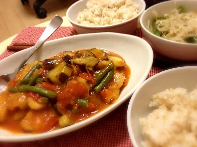 チキンと夏野菜のトマト煮、もやしとピーマンの炒め物、玄米|とみさわさん