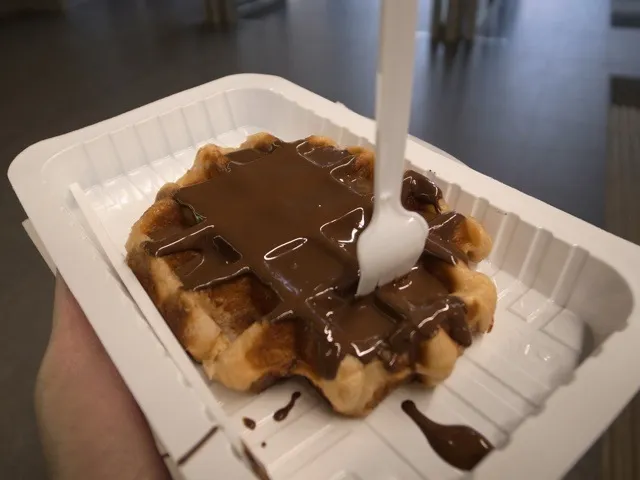 ベルギーの食べ歩き定番、チョコレートワッフル|ひろみっくすさん