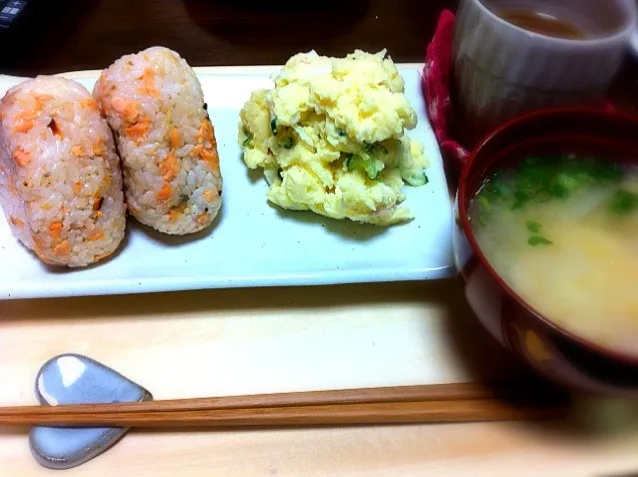 Snapdishの料理写真:朝食が夕食??主役は鮭おにぎりですw|けんママさん