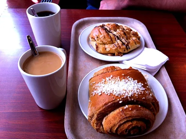 huge cinnamon roll n latte|keiko mashimaさん