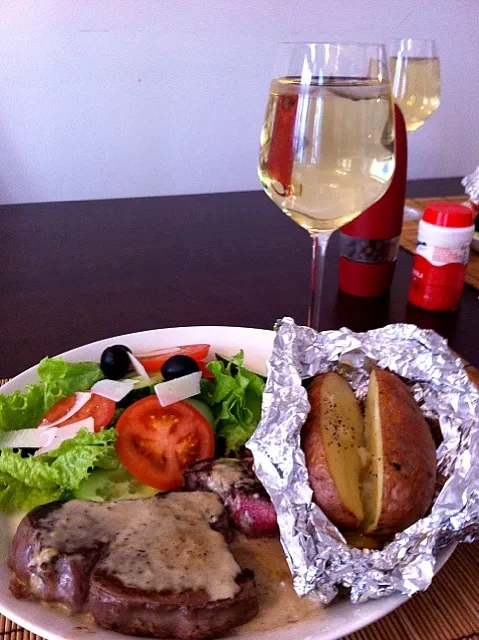 Snapdishの料理写真:pepper steak, baked potato, green salad and wine spritzer|keiko mashimaさん