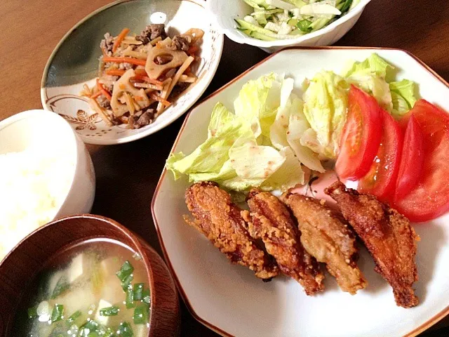 Snapdishの料理写真:手羽中の唐揚げ,根菜と牛肉のきんぴら,長芋オクラ和え,付け合わせ野菜,豆腐ほうれん草の味噌汁,白米|おまみさんさん