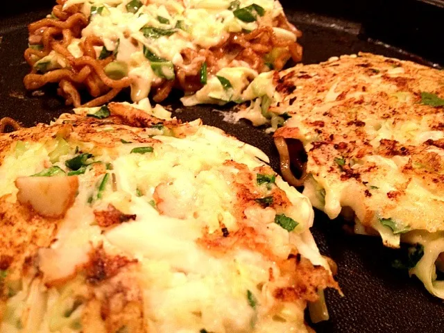 お好み焼きぃ♪ 豚肉、チーズ、焼きそば、さつま揚げまで入れちゃった♪( ´θ｀)ノ|松浦有里さん