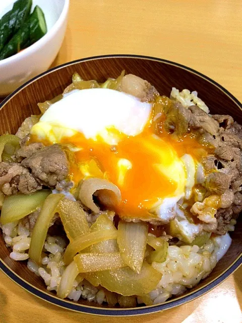 豚丼温玉のっけ、胡瓜の糠漬け|ぬまさん