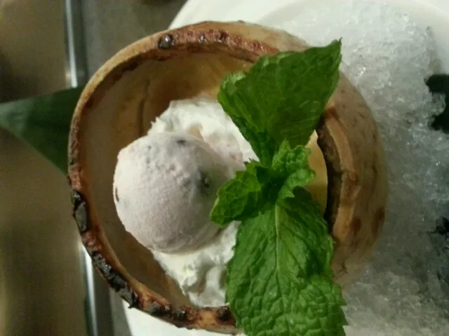 Baked Baby Coconut Pudding with Red Bean Ice-cream and Mint Leave|Yipさん