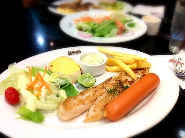 Dolly fish steak and pork sausage|Ramidaさん