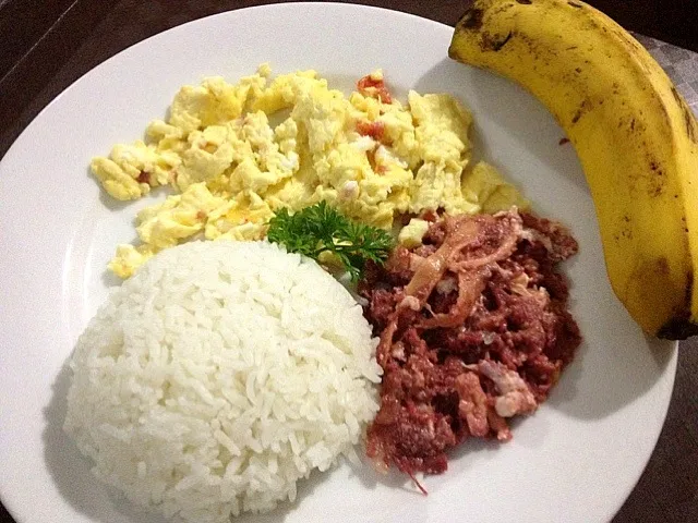 scrambled egg, corned beef and banana|ken miyahiraさん