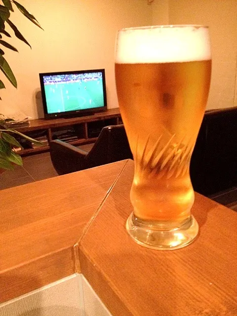 サッカーTV観戦中のビール！|koji toyodaさん