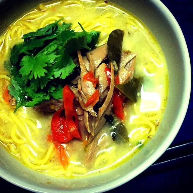 買って来たょ ♡ 噂の缶詰100円グリーンカレー‼  を使いラーメン|tayukoさん