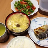 鯖の塩焼き・キノコ入り鶏卵汁・トマトのサラダ|さらたんさん