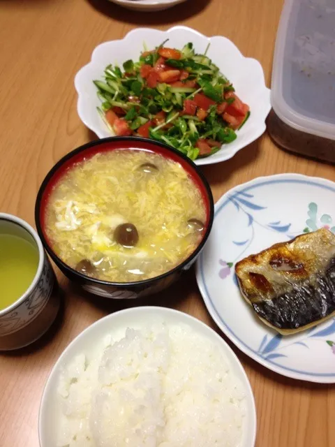 鯖の塩焼き・キノコ入り鶏卵汁・トマトのサラダ|さらたんさん