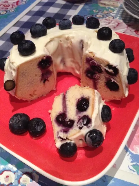 Snapdishの料理写真:Blueberry cake with creamcheese frosting|Prae~*さん