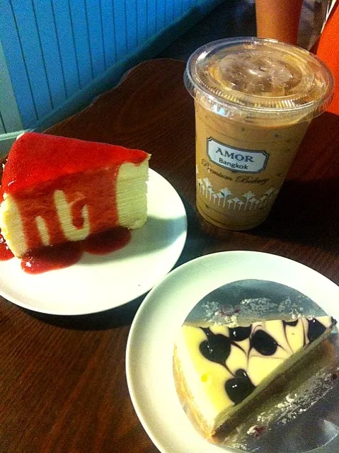 mille crepe' with strawberry sauce & buberry cheescake with Ice Mocha|Naughty_Galさん