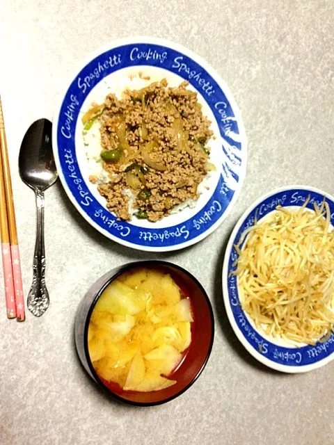 ピー玉挽き肉丼•もやしのニンニク入り焼肉のタレ炒め•味噌汁|うるしちかさん