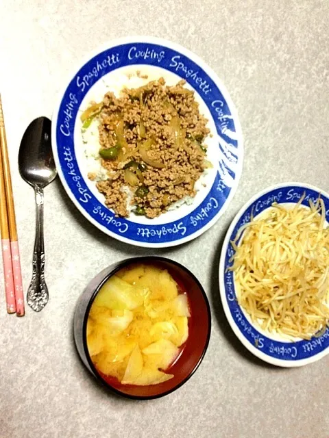 Snapdishの料理写真:ピー玉挽き肉丼•もやしのニンニク入り焼肉のタレ炒め•味噌汁|うるしちかさん