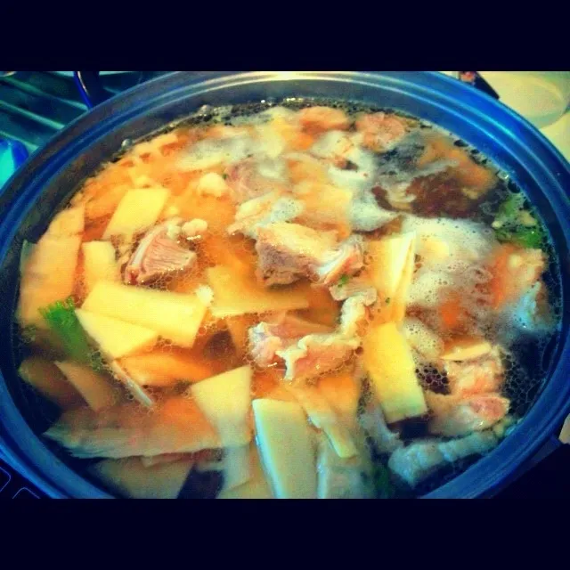 Snapdishの料理写真:ต้มจืดหน่อไม้กระดูกหมูอ่อน Bamboo Shoot boiled with pork bones|Tulyaraweeさん