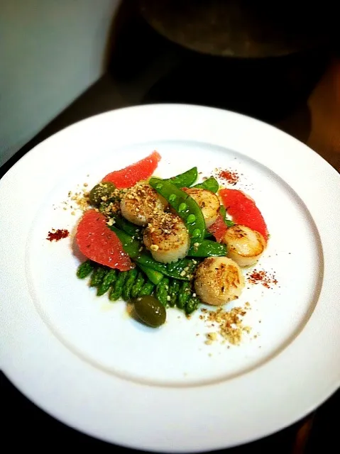 Scallop with asparagus,snowpea,grapefruit,olives,seaweed butter|rick chanさん