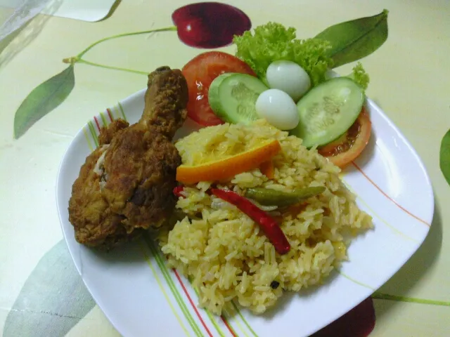 orange rice wt fried chicken & green salad|tabbey ishmaelさん