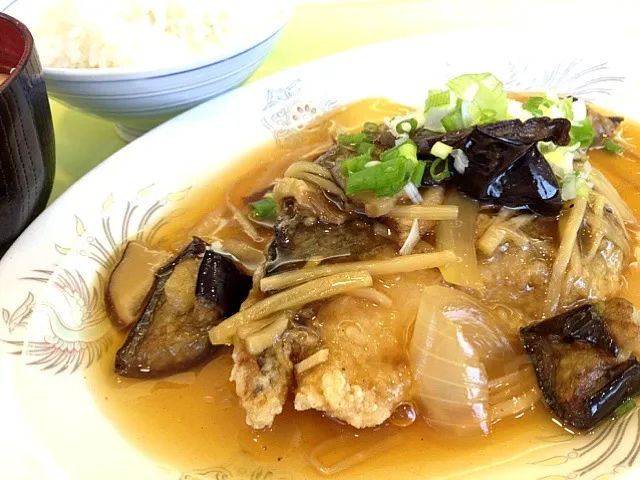 今日の社食は白身魚の黒酢あんかけ。530円。|ルーア・ブランカさん