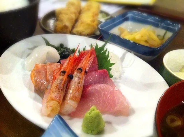 刺身定食。お刺身盛り合わせに竹天に煮物にお漬物にご飯とお味噌汁。今日の日替わりはかなりアタリな感じ。|liccaさん