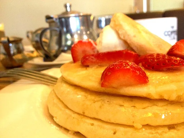 Snapdishの料理写真:strawberry pancakes 2!|samanthaさん