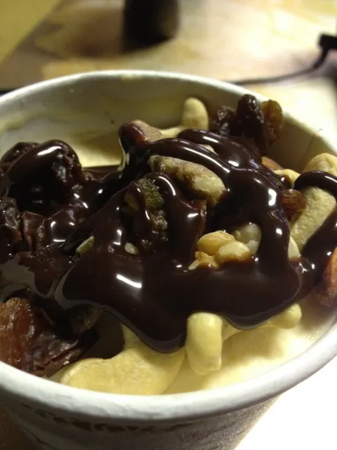 häagen-Dazs vanilla ice cream with mix nuts and chocolate syrup|luvsie juanさん