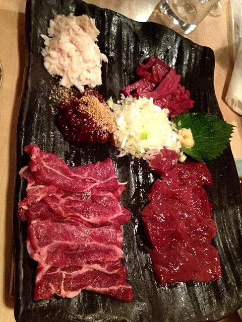 刺し盛り但し肉、レバ|高山 松太さん