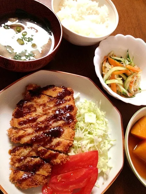 豚カツ,三色ナムル,南瓜の甘煮,付け合わせ野菜,椎茸ほうれん草の味噌汁,白米|おまみさんさん