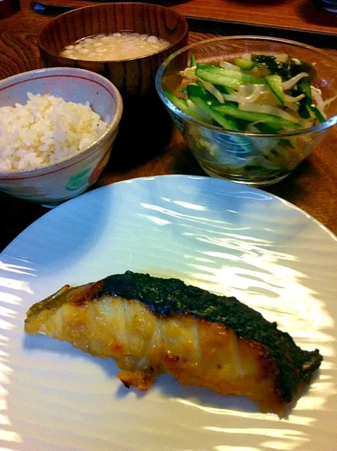 Snapdishの料理写真:6/25晩御飯 鯛の粕漬  野菜のナムル  玉ねぎの味噌汁  ＊粕漬は焦げ易い！＊|yukiyamasakiさん