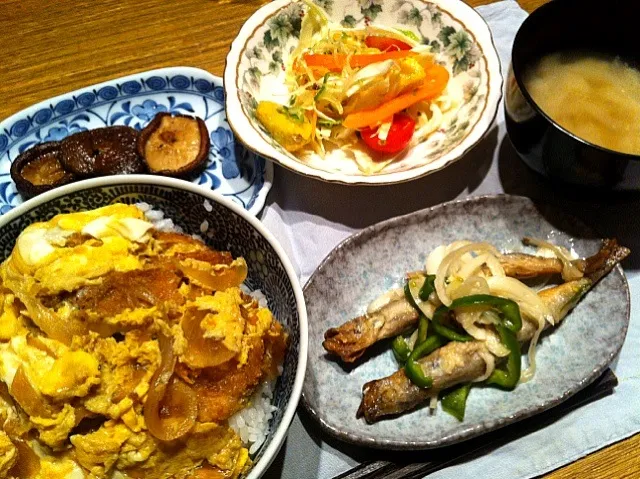 カツ丼  ししゃもの南蛮漬け  椎茸のバター焼き  フルーツサラダ  味噌汁|高田恵子さん