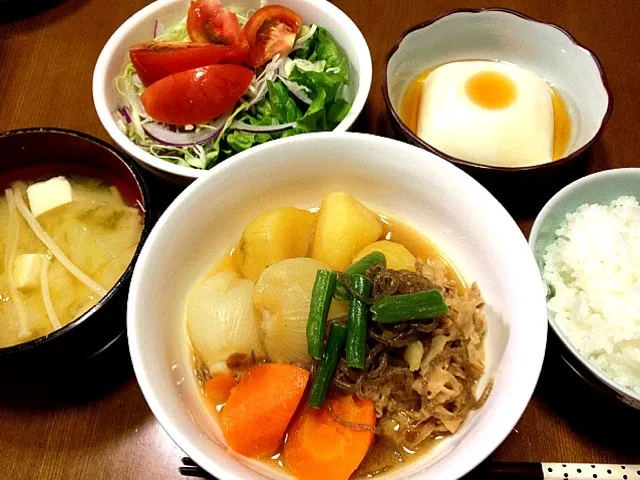 肉じゃが、塩豆腐、サラダ、お味噌汁|tomomiさん