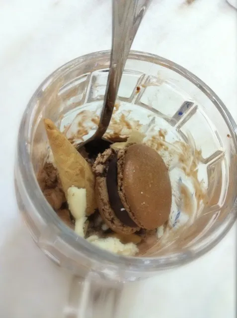 Snapdishの料理写真:macaroon with chocolate ice-cream|laumeikuanさん