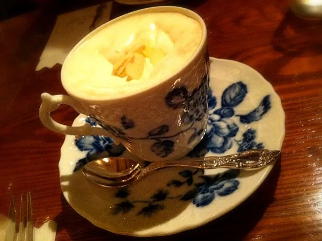 Almond cafe latte|Ailin Taisさん