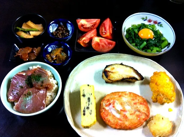 本日は築地で買ってきたものと野菜で家居酒屋です。中トロ漬け丼美味い(^o^)|ままぞうさん