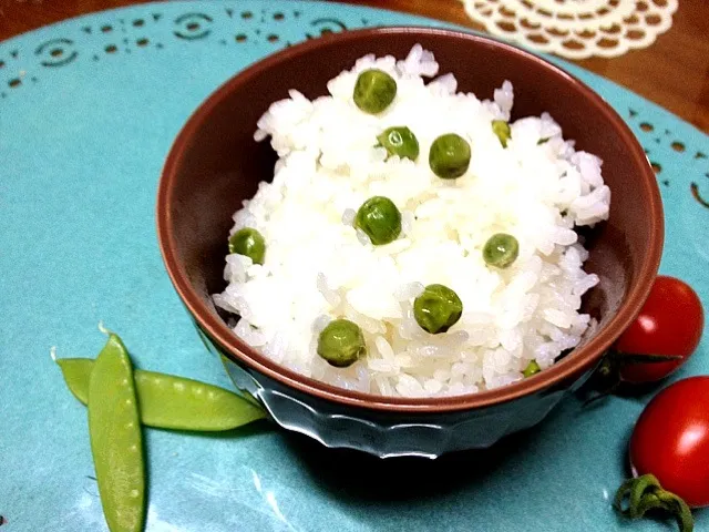 朝からいきなり豆ご飯♪ 夕べ子供達がせっせとむいてくれた、畑でとれた絹さやとスナックエンドウのグリーンピースをミックスしました。|竹やぶ子さん