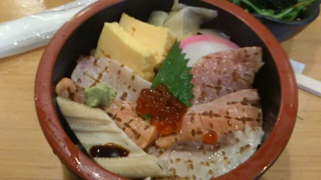 今日のランチは赤酢の酢飯のあぶり丼。さっぱりと美味しい！|SATOSHI OOCHIさん