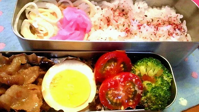 Snapdishの料理写真:今日のお弁当（出汁につけたゆで玉子、ブロッコリーと桜エビの炒めもの、生姜焼き、パスタサラダ）これからリハだから、車中で食べてます。|かおりんさん