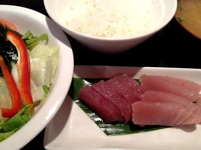 ビンチョウ鮪の刺身と野菜サラダ。 #昼ごはん #昼飯|Takashi H.さん