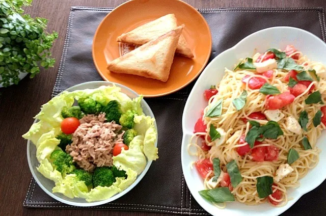 Snapdishの料理写真:トマトとモッツァレラチーズの冷製パスタ、ハムと卵のホットサンド、ツナサラダ|pentarouさん