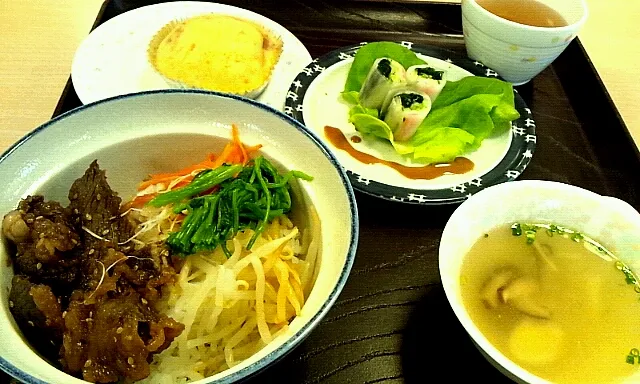 カルビ丼*中華風サラダ*春雨スープ*苺蒸しパン|namiさん